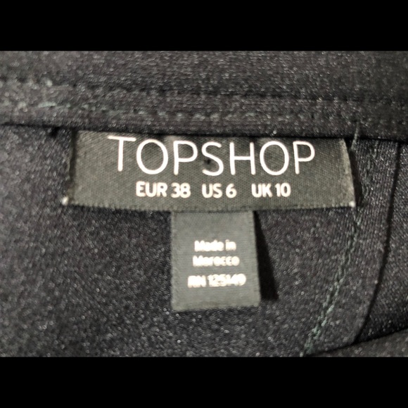 ✨TOPSHOP Black Mini Flip Skirt US6 EUC! - Picture 3 of 3
